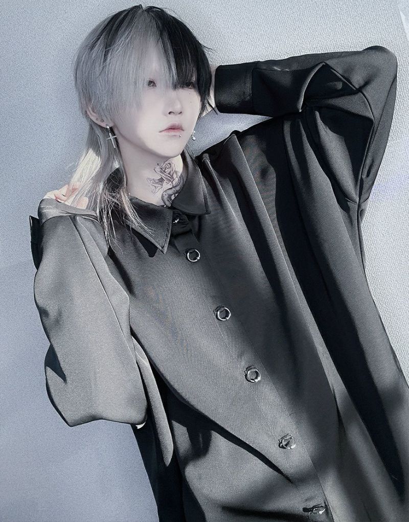 ililil【イルイルイル】【七環穿空】ピアスボタンシャツ ililil【イルイルイル】【七環穿空】ピアスボタンシャツ/全1色